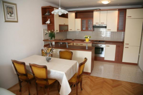 Apartment Dadic with parking garage